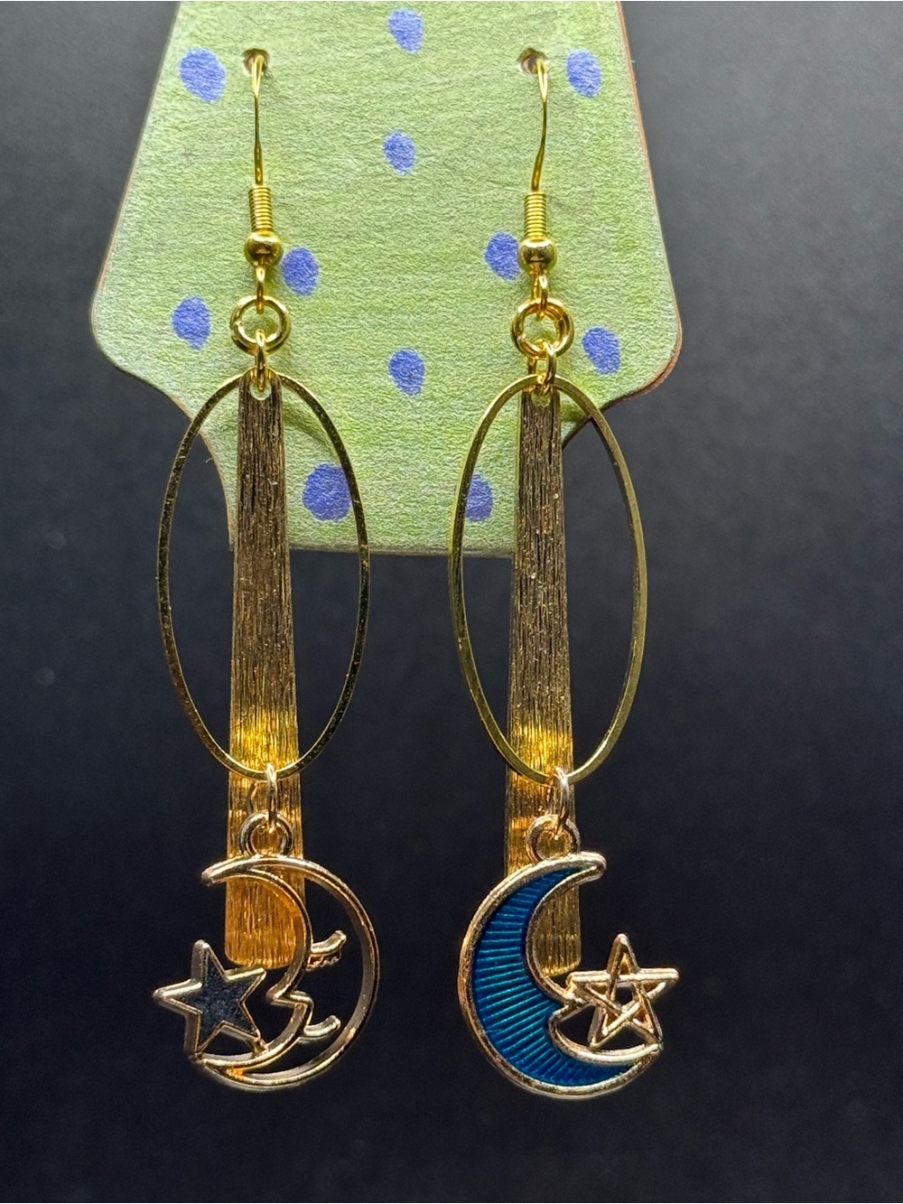 Oval hoop moon and star earrings.
Lightweight and Hypoallergenic.